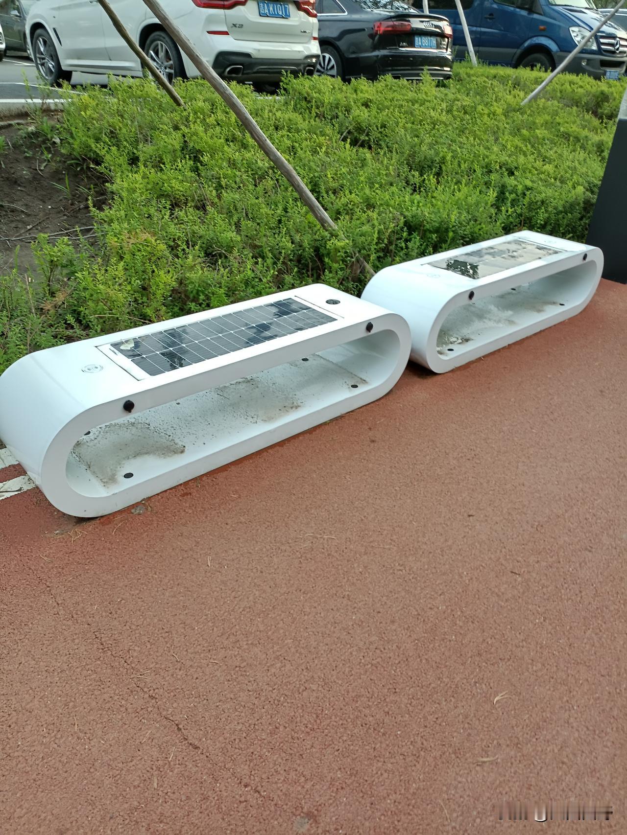 越来越好了
新修建的路边人行道，又配置了路边休息座椅和垃圾箱。
人行道有颜色，座