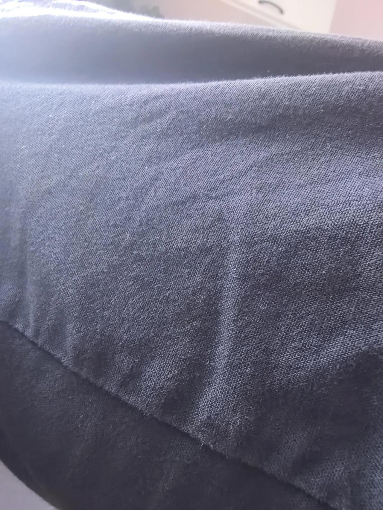 夏天的衣服这一生很值
浙江，短袖已变形舍不得扔继续穿，必须让它这一生轰轰烈烈，现