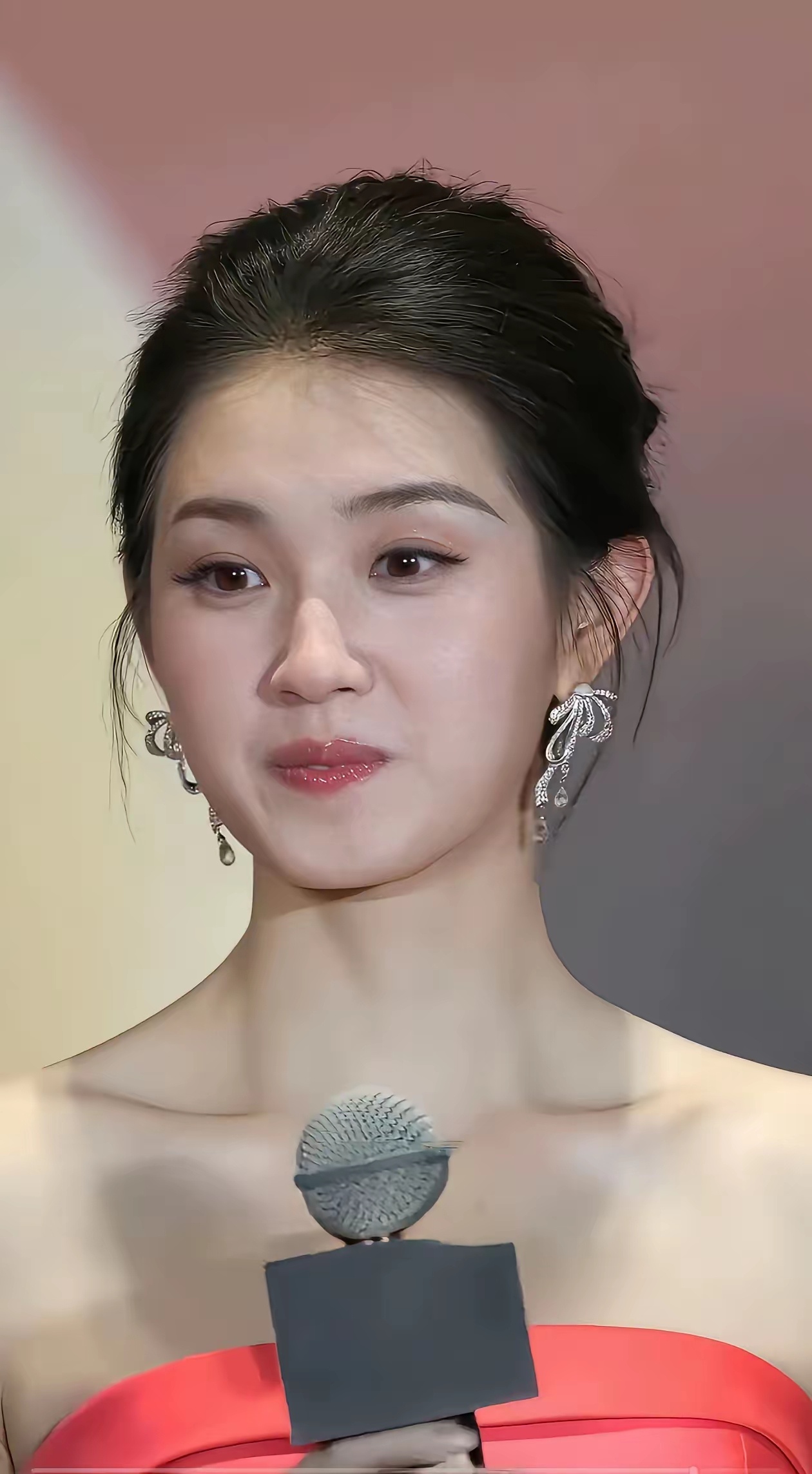 短剧女王郭雨欣，颜值真的绝了！这身造型的气质，直接碾压圈内九成明星。 