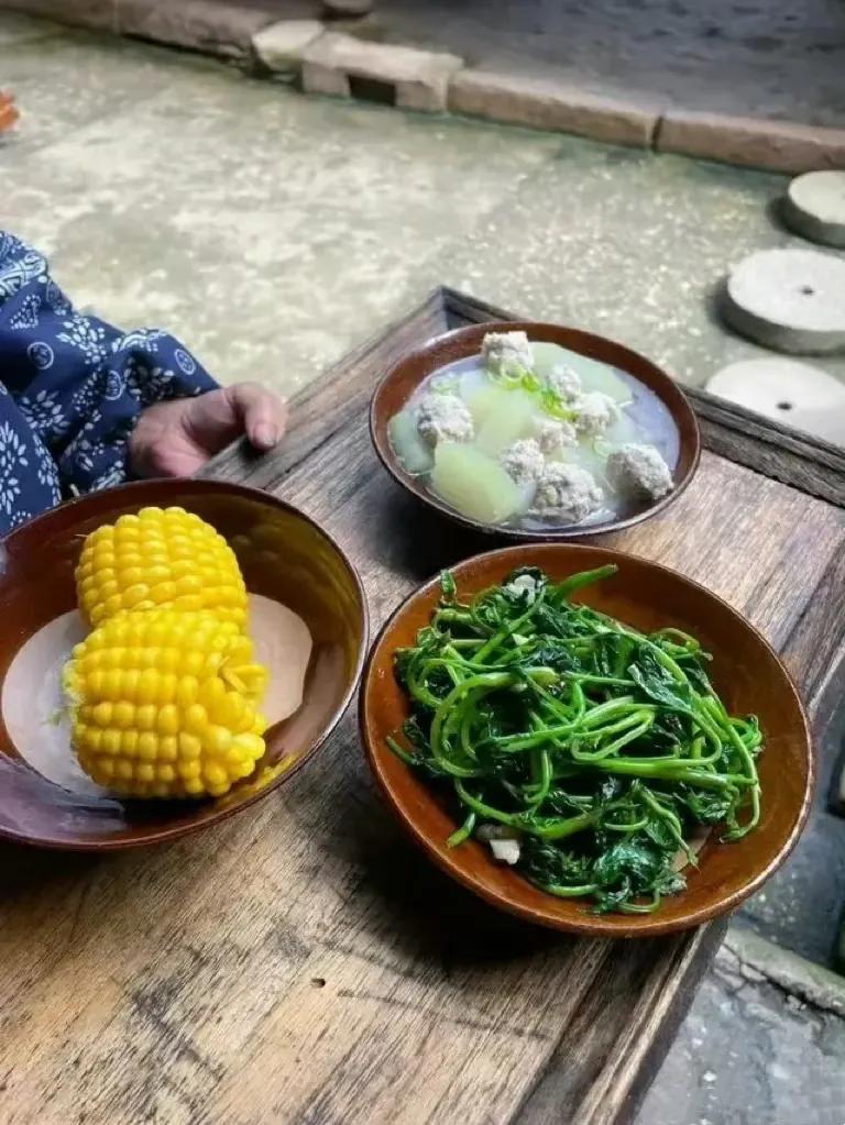 #秋日生活记录#
星空换季，露染天地，
朱红的秋意与橙黄的暖意交替，
人间烟火里