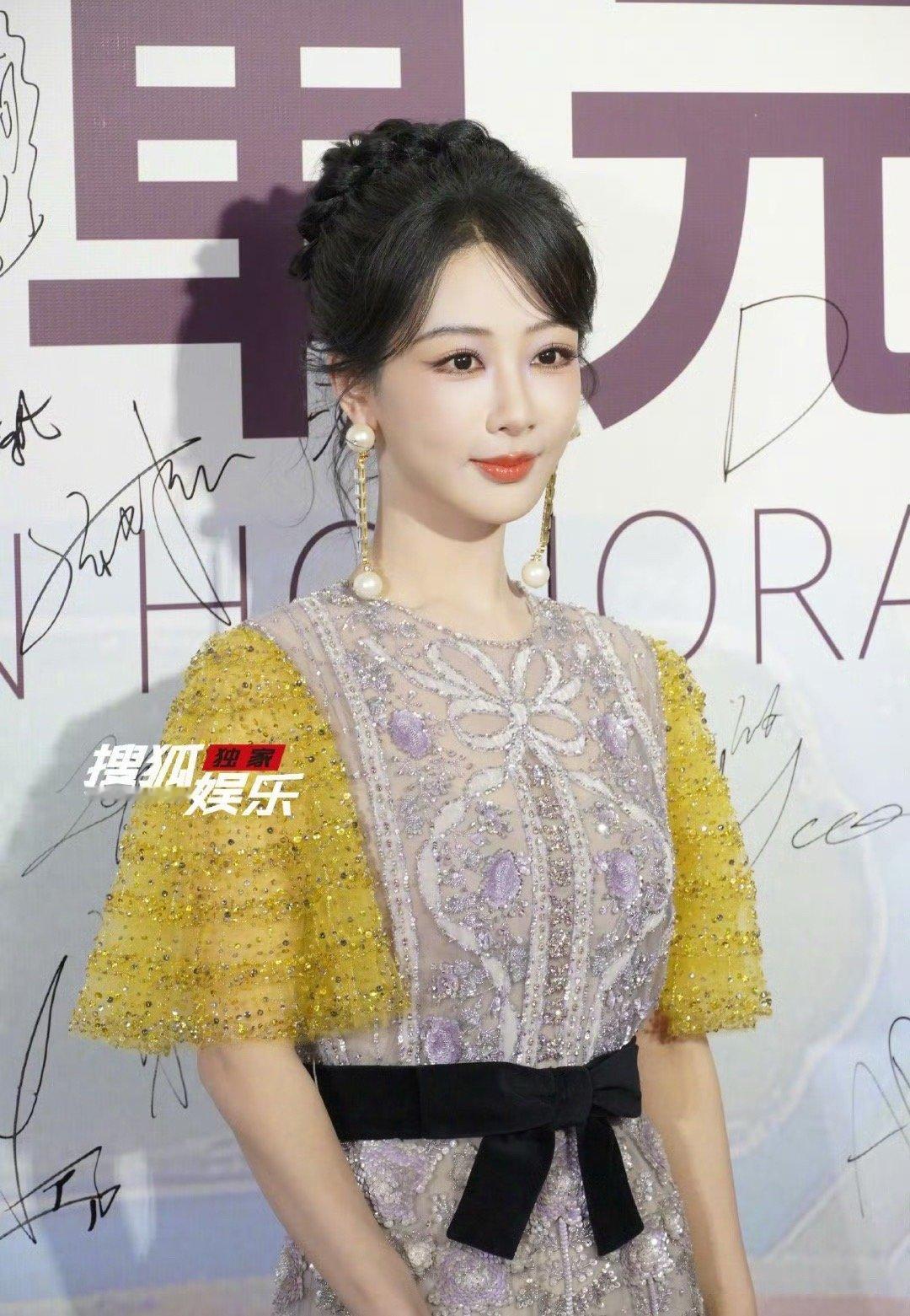 杨紫说自己对红色沙漠很感兴趣杨紫期待未来能和更多不同导演合作[泪]杨紫期待未来能