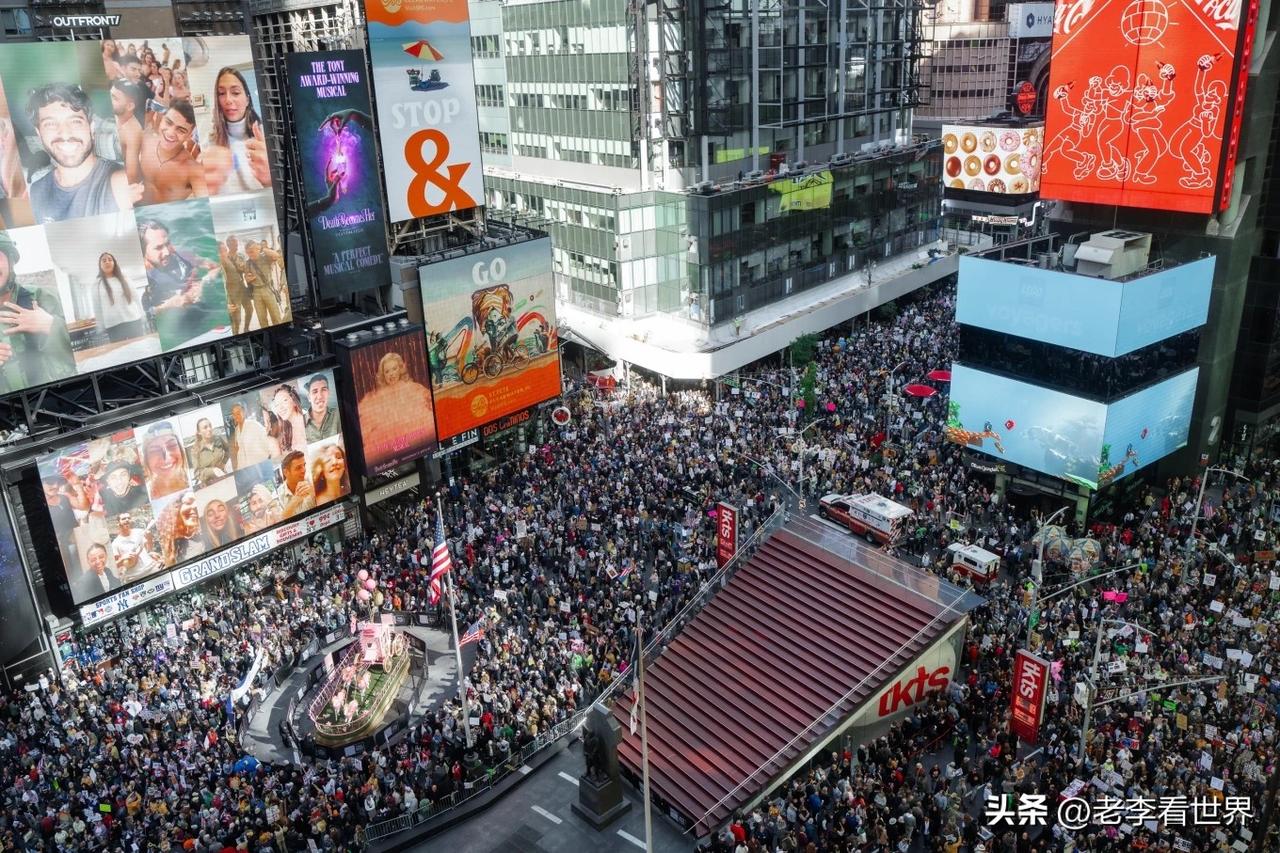 【在美国纽约，数万人参加了“无王”抗议活动】
华盛顿时间2026年3月28日下午