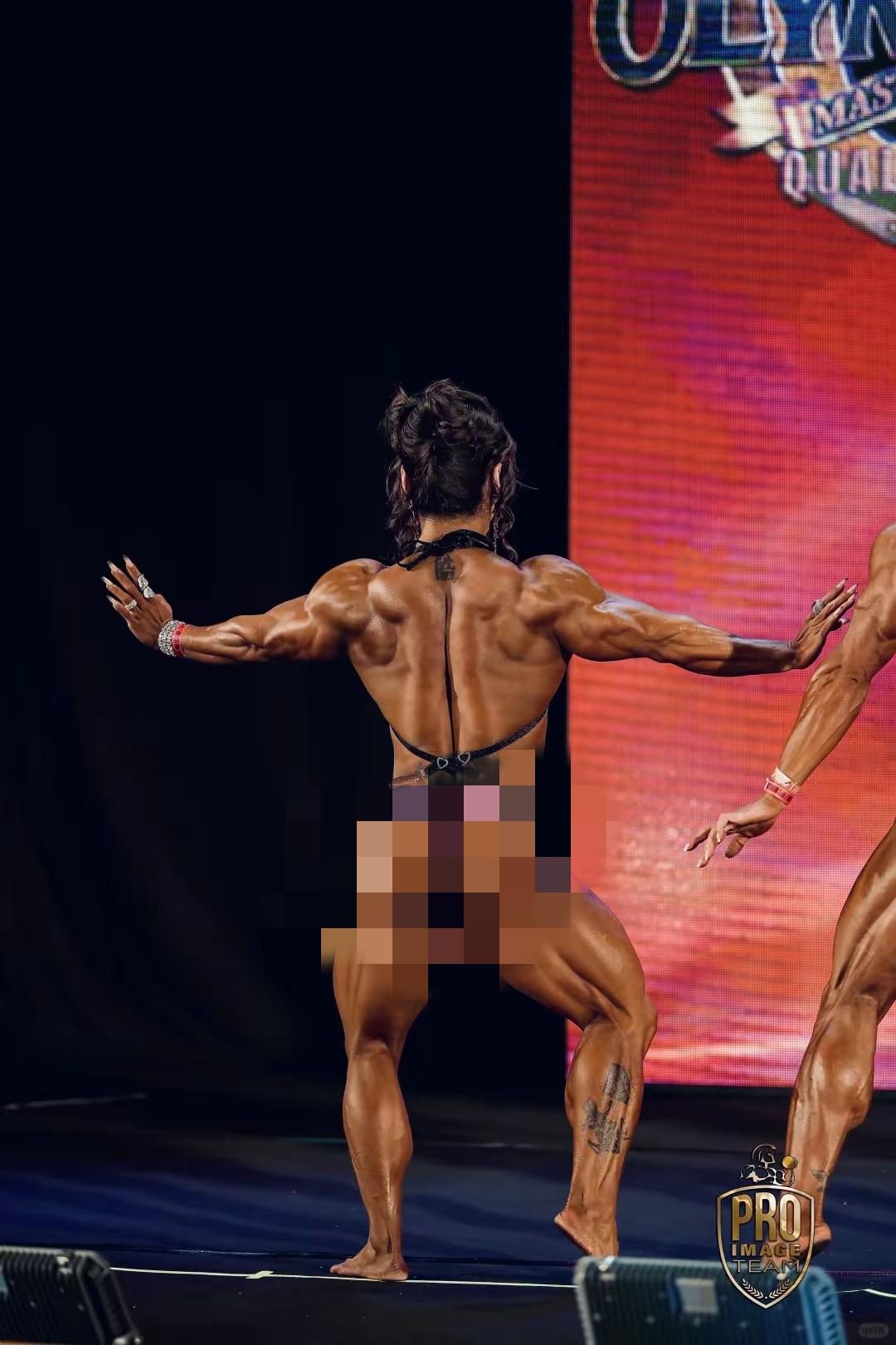 不仔细看，会误以为是一只煮熟了麻辣牛蛙

健美运动员卞瑞英，人设是很自律的女性。