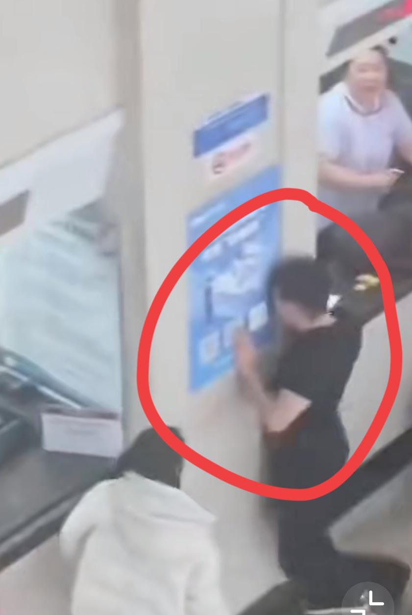 吉林长春一妇产医院的闹剧，男子带媳妇产检，只因做 B 超的医生是男的，让男子接受