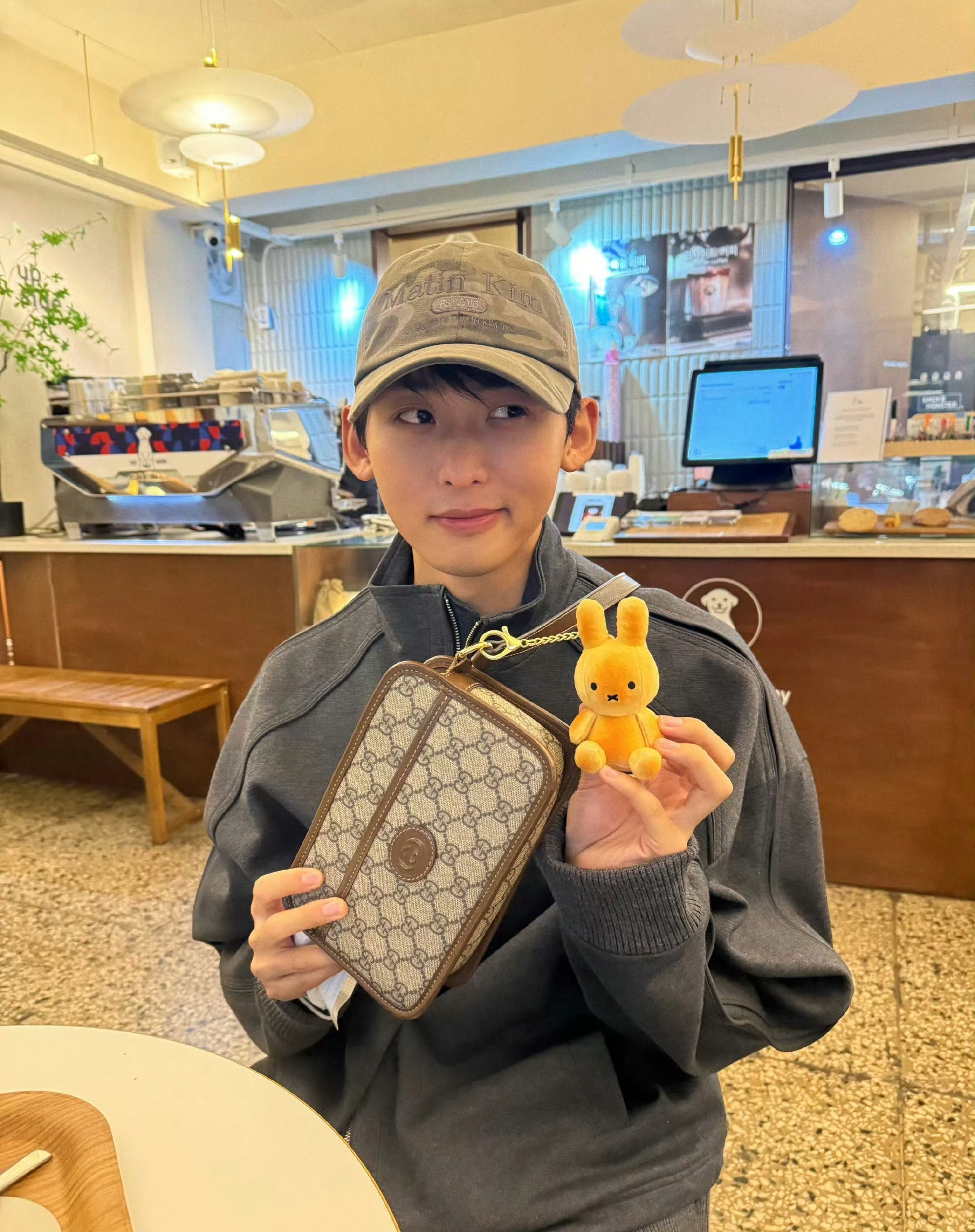 狠狠被岁月情谊戳哭啦！Jojo和小齐圆梦复刻八年初遇场景，旧校门老秋千全是回忆杀