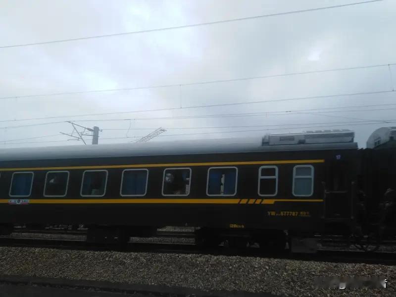 近日，C7038次列车上演惊魂一幕——旅客王先生小憩片刻后，行李架背包里的4.9