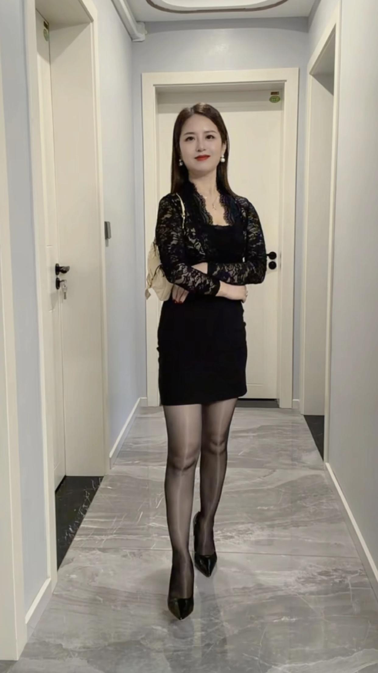 什么样的穿搭可以成为气质女神?黑衣美人立，红唇映月华。