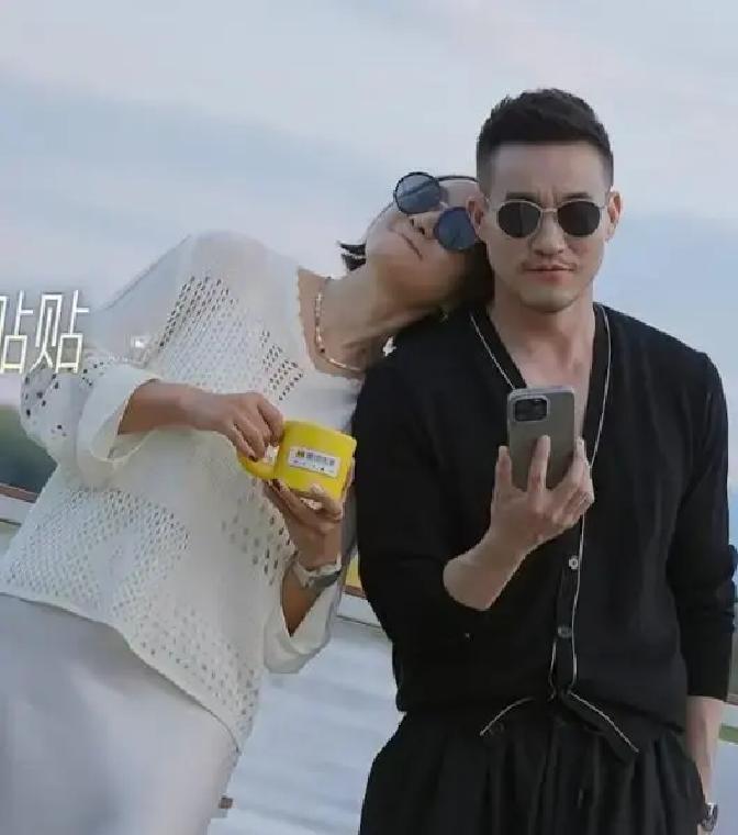 徐工在相亲局里刚坐下，转头就把目光锁在隔壁桌的王燕身上。

王燕穿着素色旗袍，头