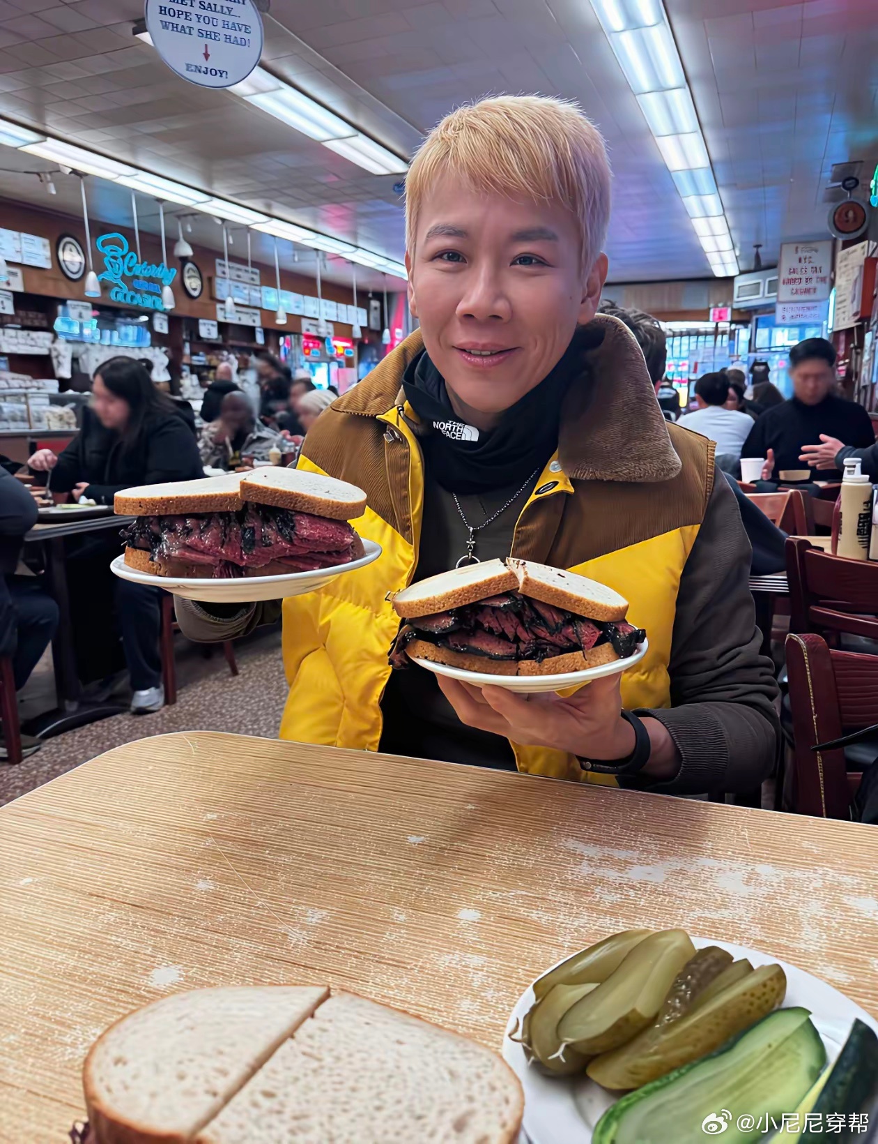 近日，陶喆在社交媒体晒出品尝美食照片，网友看后纷纷留言：为什么men到了中年都会