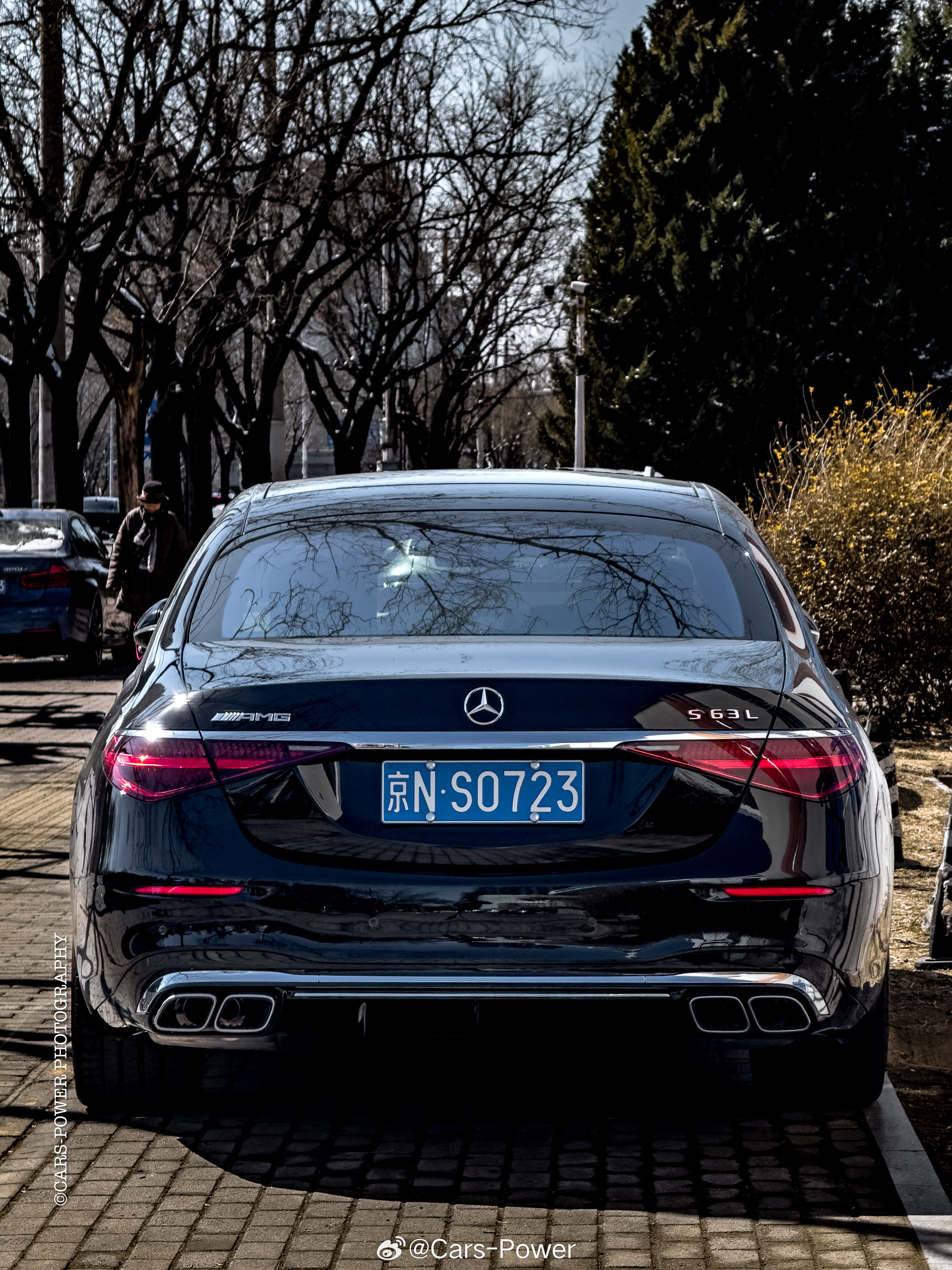 第一次在路上看到活的现款AMG S63L黑色涂装太夯了西装暴徒就是它了🖤🖤?