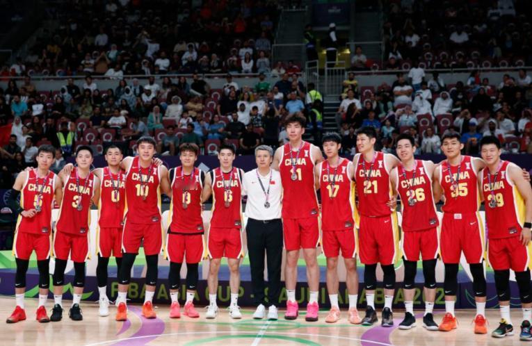 俗话说“一荣俱荣，一损俱损”，作为中国篮协主席的郭振明当知其中的道理。

近期女