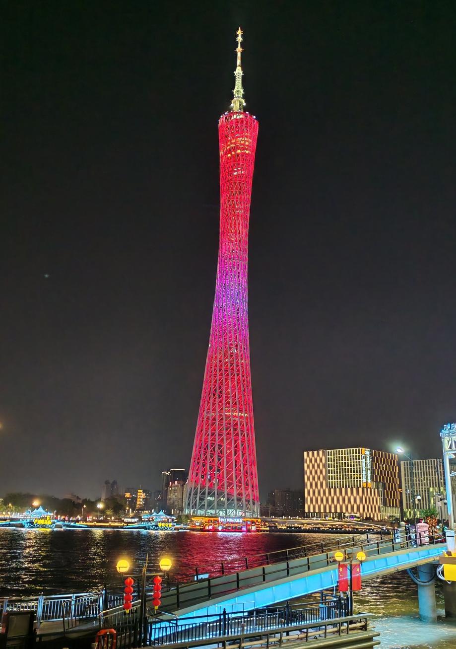 天南地北大拜年这个是广州塔，夜景非常棒，人山人海，