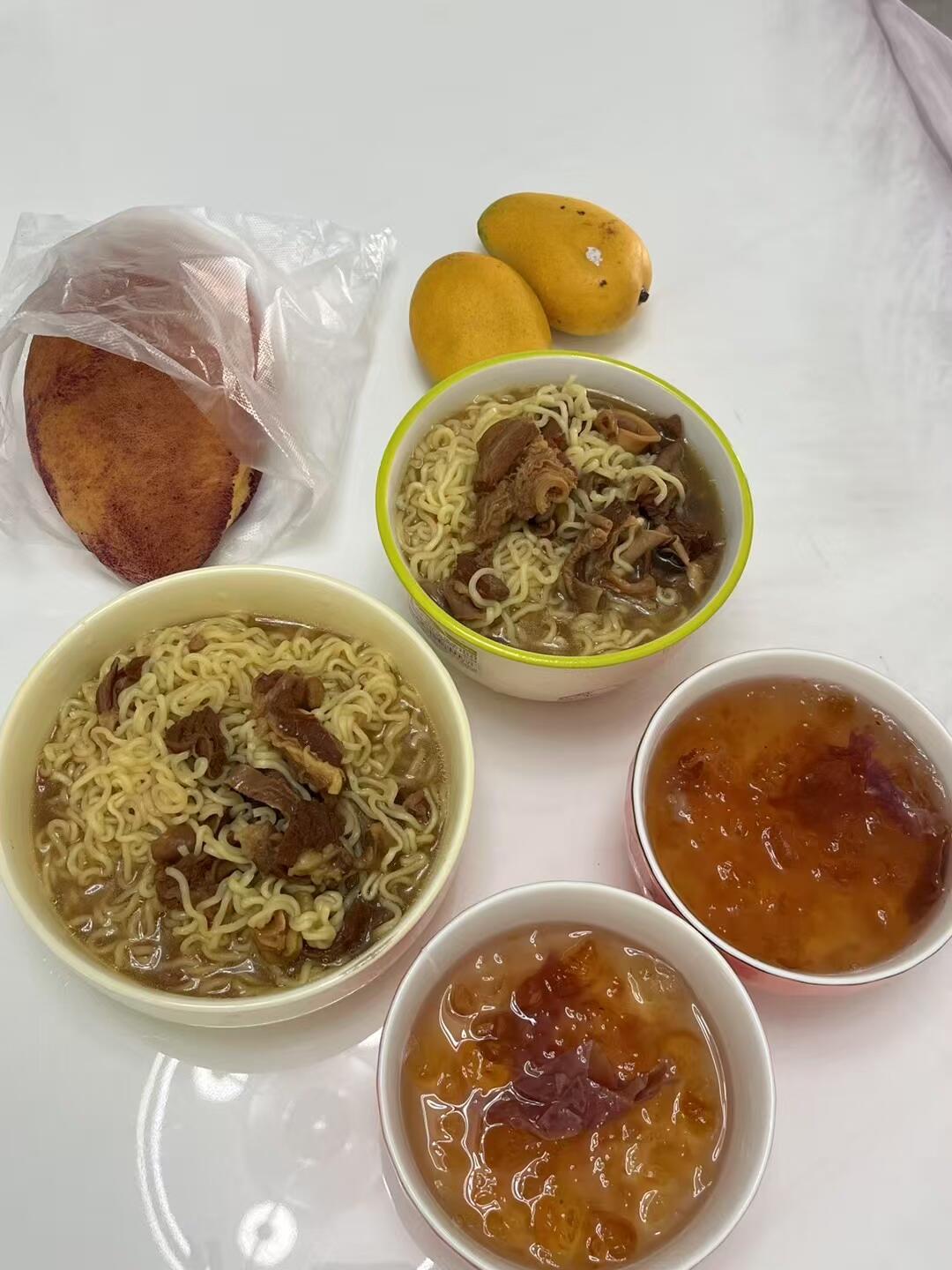幸福感十足，出租屋热汤面美味