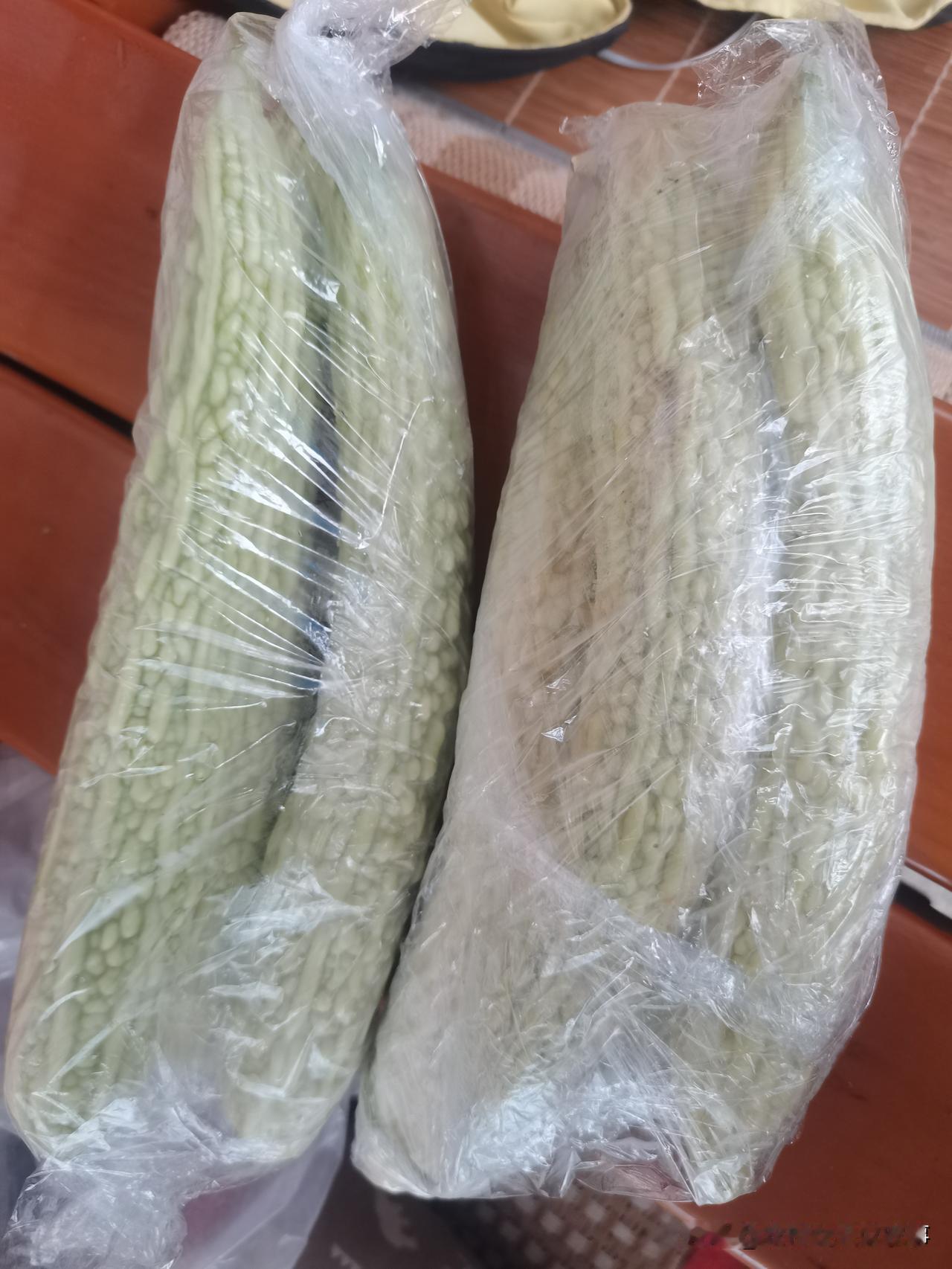 这苦瓜自从吃过第一口，再也没有吃过第二口。
要不是儿媳妇喜欢吃，我早拔了。
我家
