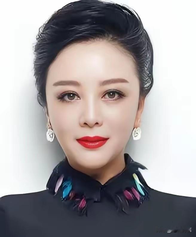 太佩服了！孙二娘梁丽被通缉，她演过水浒最狠的女人，但她自己的人生剧本，比任何一部