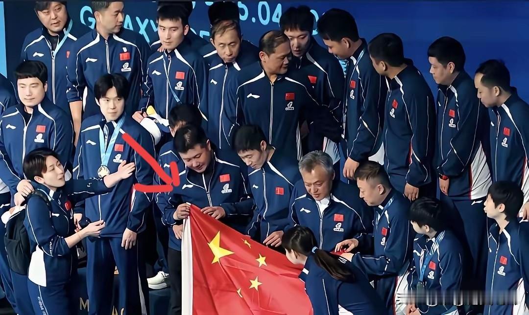 王楚钦看着王励勤和秦志戠
兴致勃勃的摆弄着五星红旗，
心里想想就后怕:
主席和秦