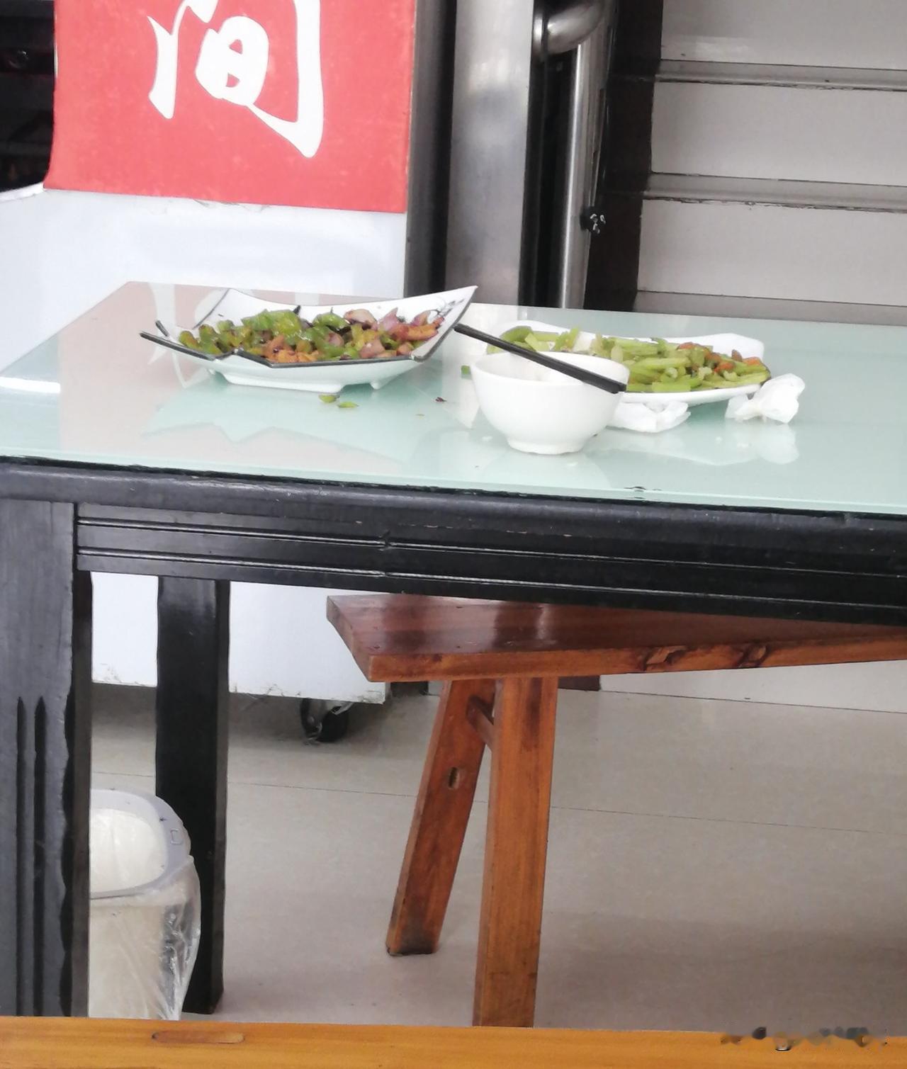 都说大环境不好，看看这个小伙子点了四十多元的菜，只吃了一小部分就潇洒地走了。不知