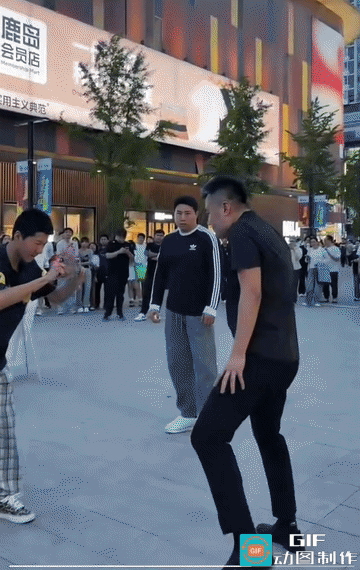 都是什么鬼？网传千万粉丝网红街头整活，现场围观路人寥寥无几，不禁让人疑惑：坐拥千