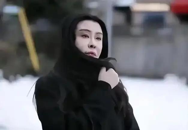 近日，58岁的王祖贤在加拿大温哥华开艾灸馆引起热议。曾惊艳影坛的她，退圈多年后以
