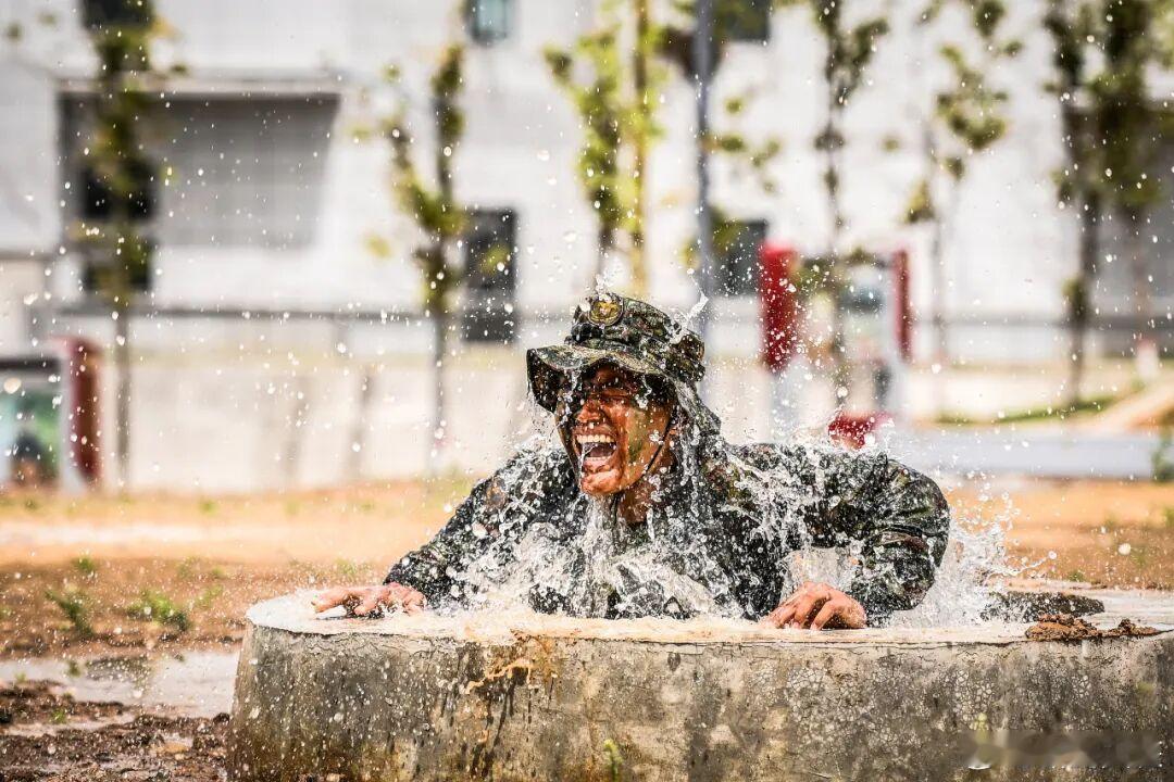 东风快递火箭军正青春火箭军 《战士与祖国》如果有一天 战火燃烧到眼前我们是否能 