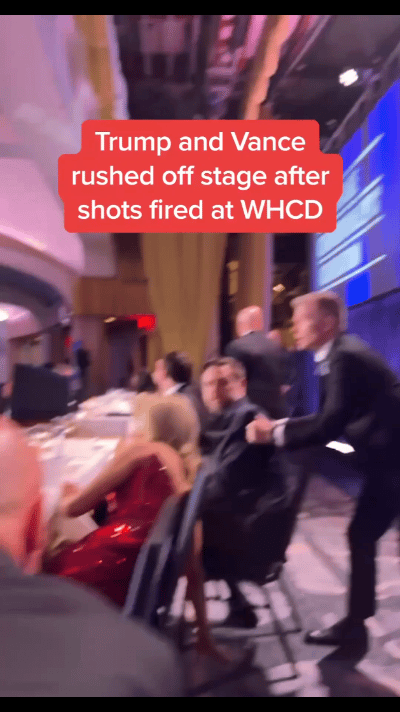 枪击事件发生后，美国特勤局人员一把拽走了美国副总统万斯。在这之后好几秒，才有武装