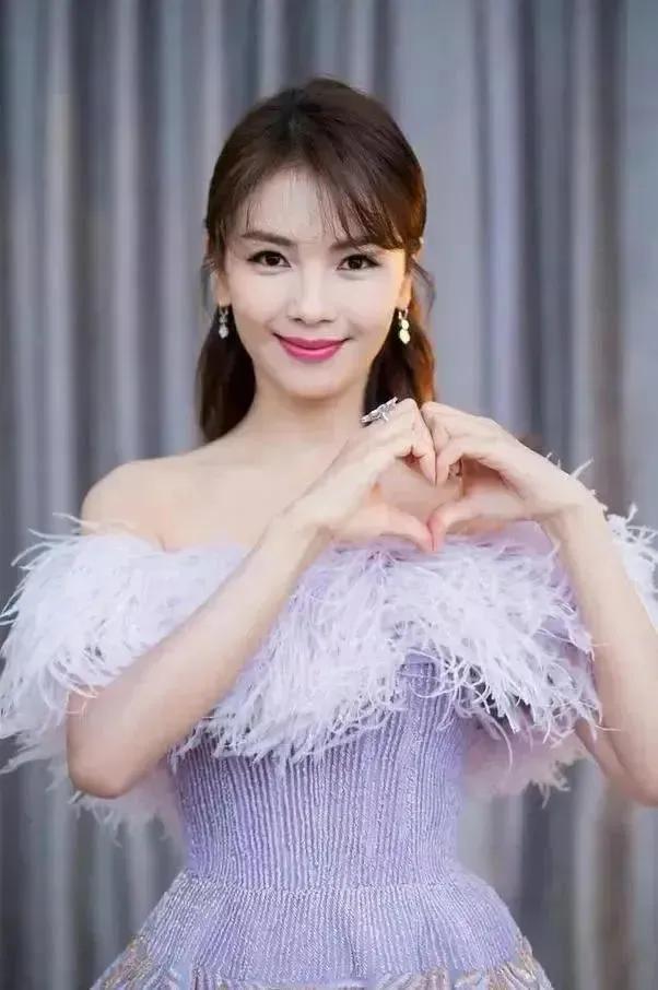 刘涛：属于明艳舒展的大美女
她的五官立体，眼神很有神，脸型是方圆鹅蛋脸，颧骨略高