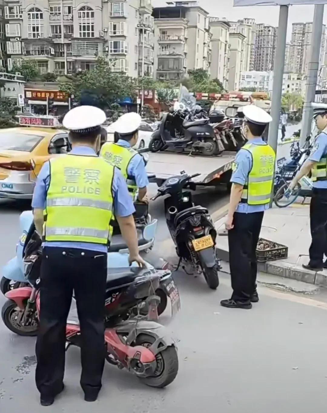 从10月1日起，骑电动车上路可没那么简单了，除了戴头盔，还有“4大件”是必须的，