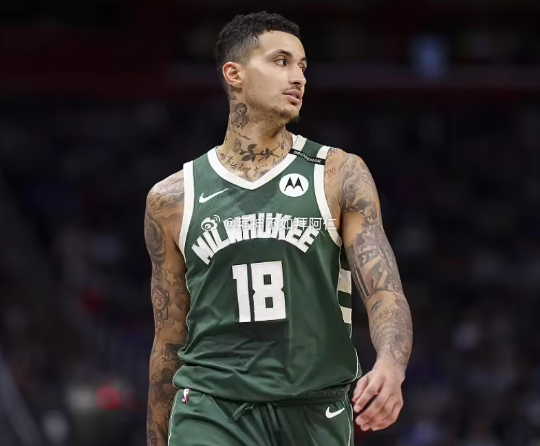 NBA常规赛，雄鹿今日客场对阵太阳。比赛战至第三节，雄鹿队记EricNehm报道