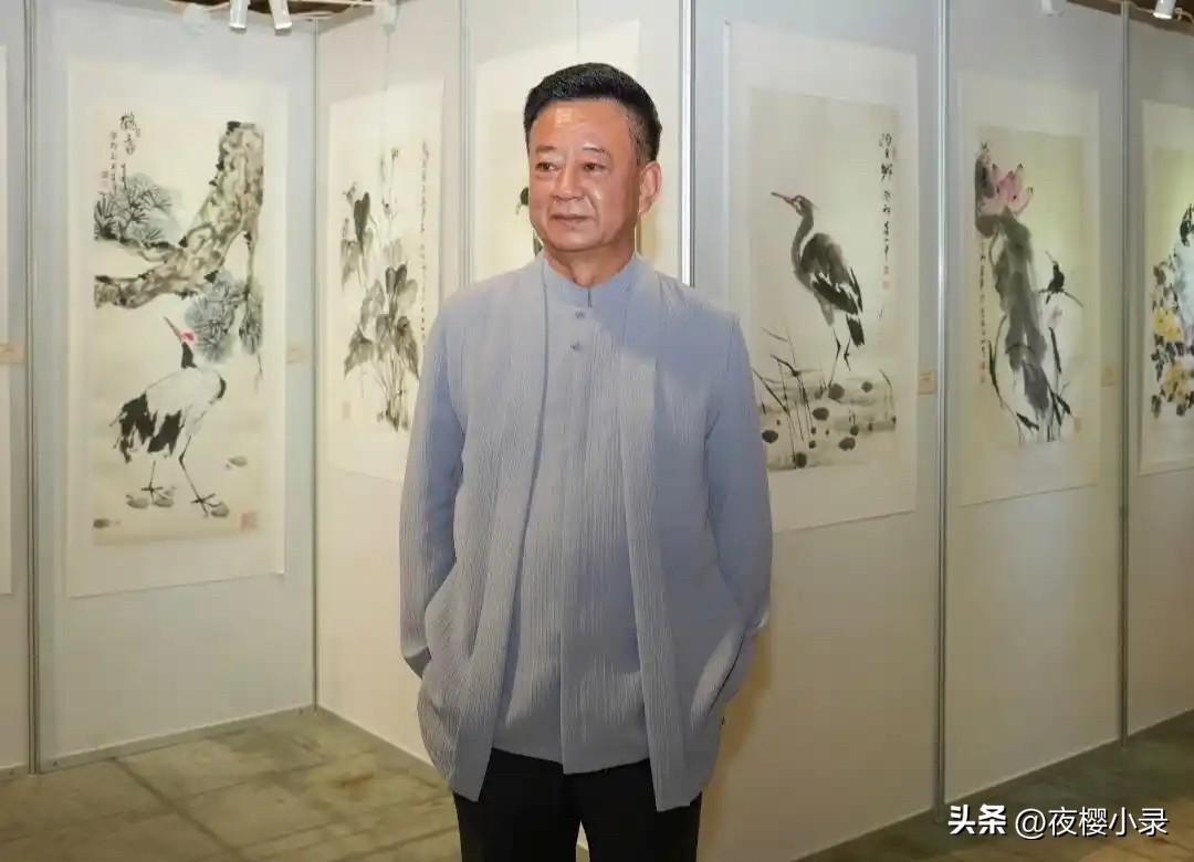 61岁朱军澳门画展被偶遇，皮肤黝黑老了很多！