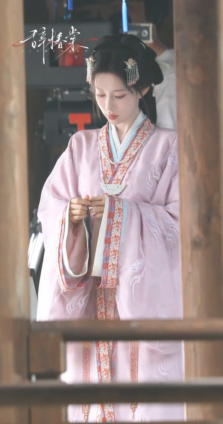 孟孟穿上粉嫩嫩的衣服完全是水蜜桃来的🥰🥰孟子义沈妙粉衣造型孟子义将门独后粉衣