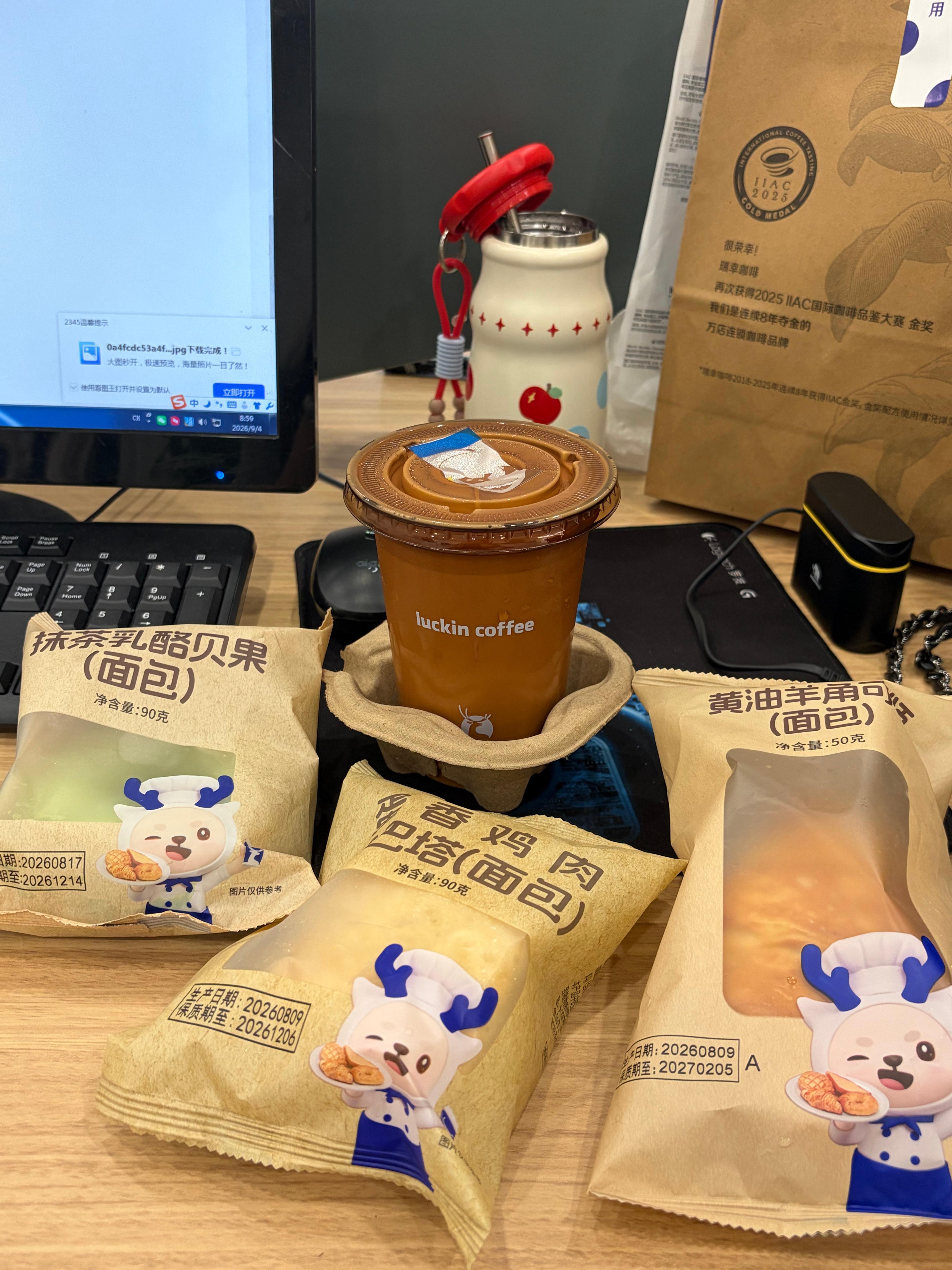 今早上买的早餐骑车过坎的时候撒了，于是就报复性买了一堆早餐… ​​​