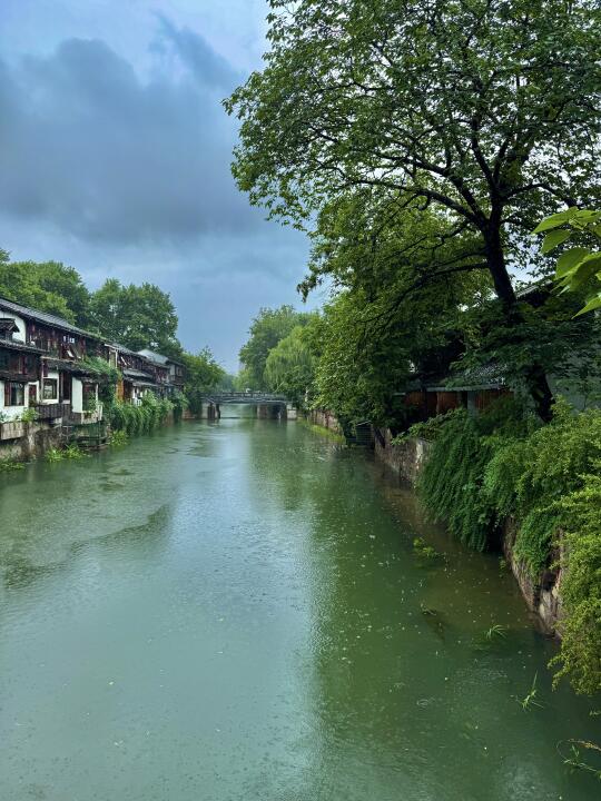 台风天的小河直街也太有味道了吧🌧️