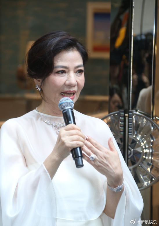 钟楚红没有复出的打算66岁的钟楚红 钟楚红老了还是好优雅~