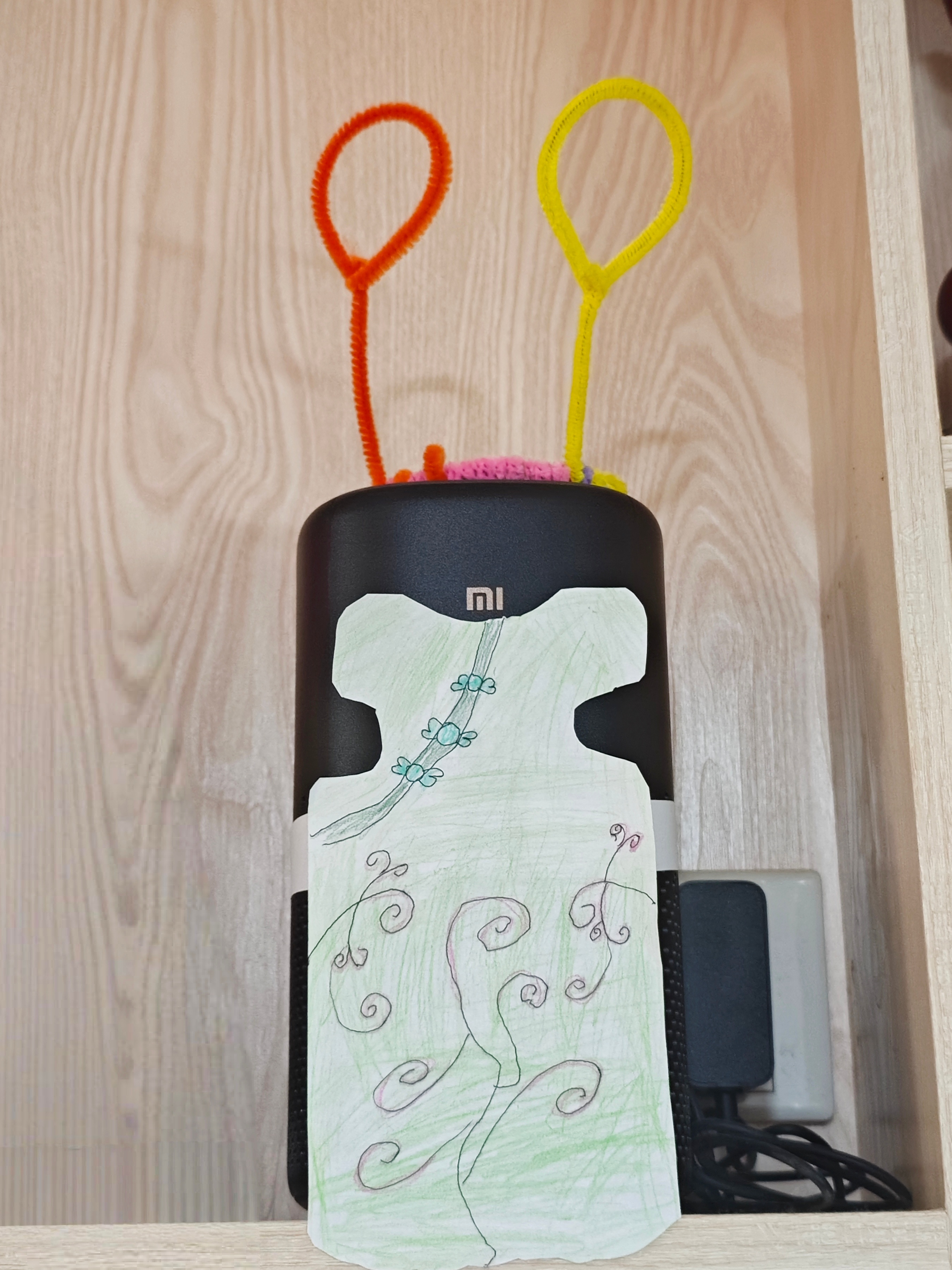 家里小女是一种怎样的体验？小爱同学戴着漂亮的头饰，穿着美美的旗袍，女儿想让她跟一