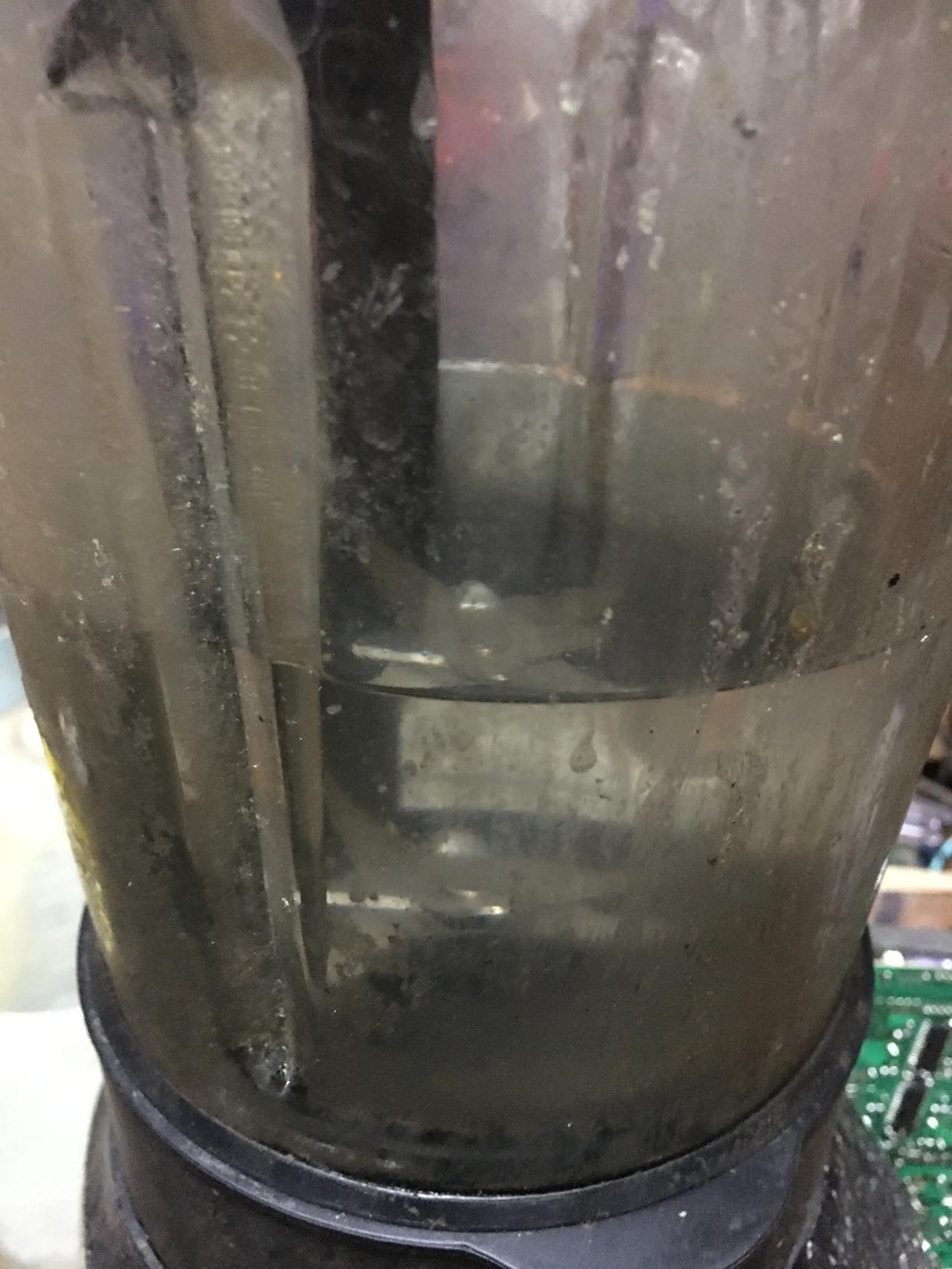 破壁机又漏水了。已经换过电机一个。这是电机和发热板装在一起的。高温加热后电机高速