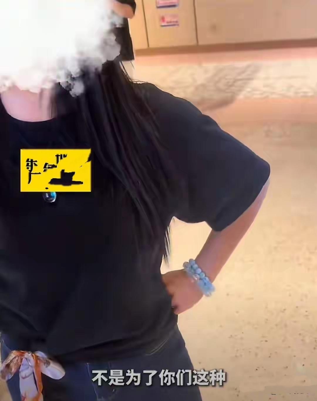 朋友，你有没有过这样的经历？就是路过那种灯光亮得刺眼、装修得像宫殿一样的高级商场