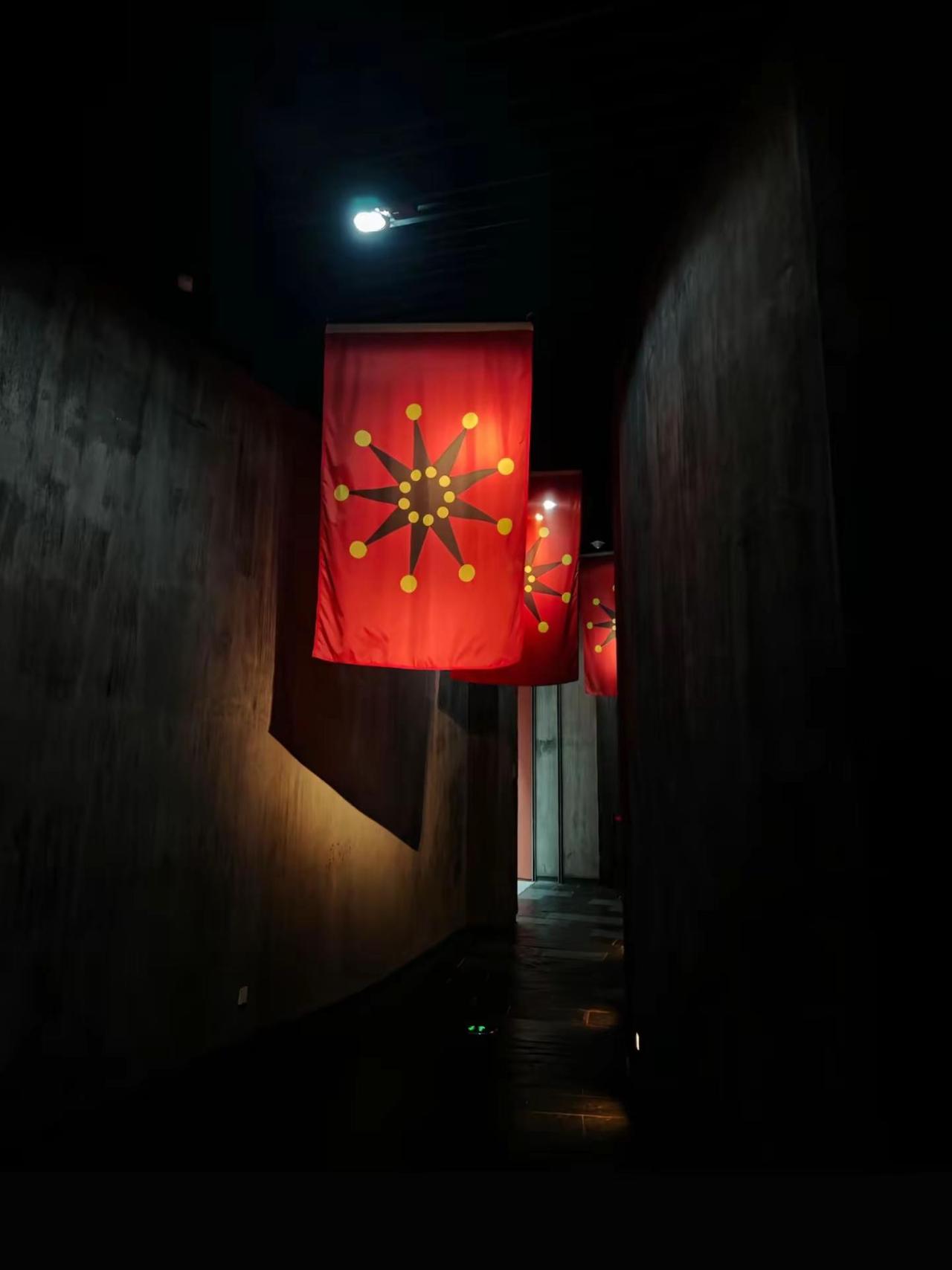 为了反对内外敌人，争取民族独立和人民自由幸福，在历次斗争中牺牲的人民英雄们永垂不