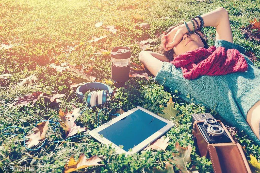 别再盲目晒！午间晒太阳替代午休，找不对方法养生变伤身
 
最近午间晒太阳代替午休