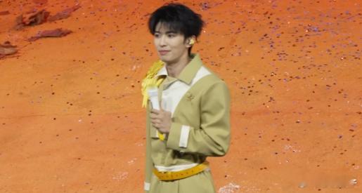 赵小童直播 赵小童直播和粉丝互动时，那真诚的眼神和温暖的话语太让人感动啦！他会认