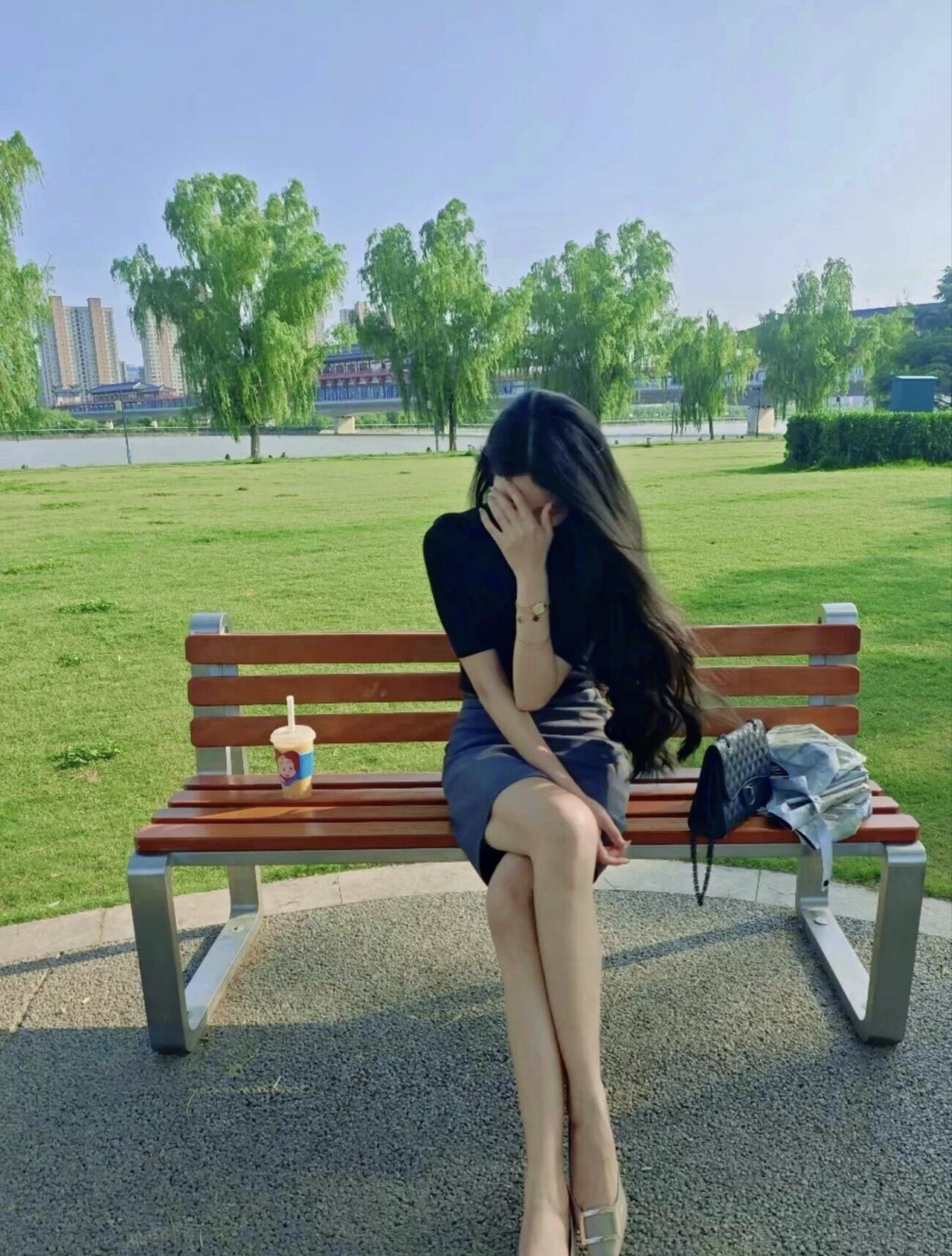 美人如花隔座送，共把瑶琴向月歌。