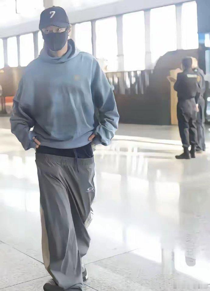 黄晓明现身机场，和叶珂谈恋爱后，穿着打扮较以往有了明显的变化，裤子是太松了吗？ 