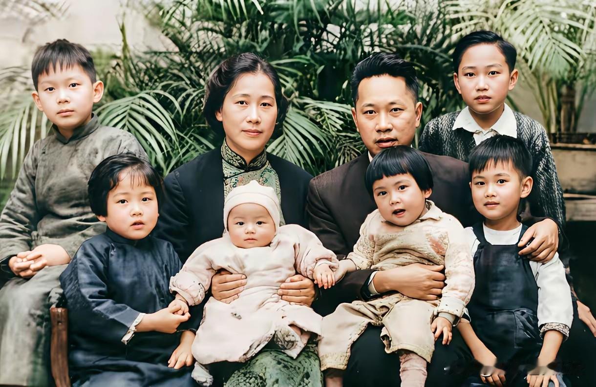 这帧珍贵的全家福，定格了叶挺将军和夫人李秀文与子女团聚的温馨瞬间。照片中，叶挺目