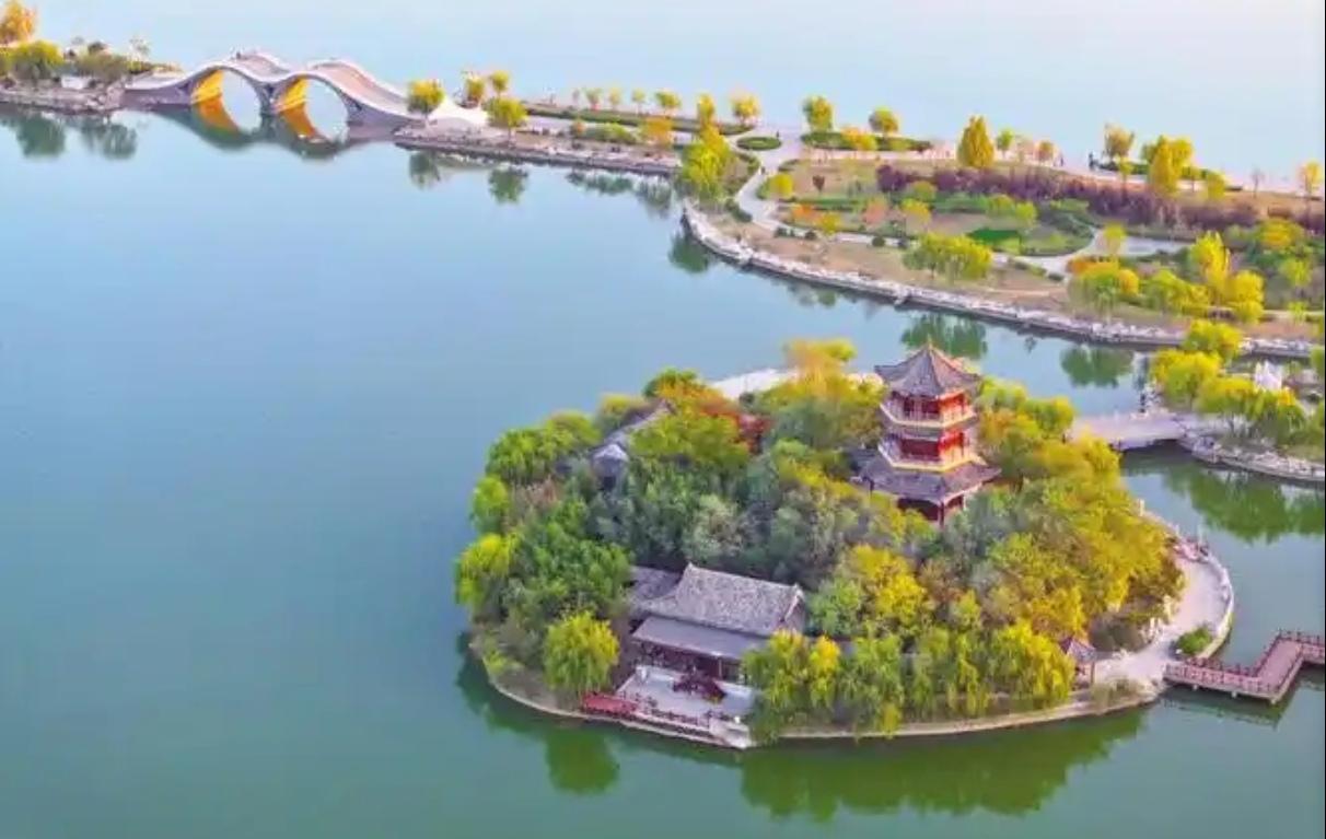 一湖烟波，千年风雅。
江北水城的灵韵，尽在东昌湖。这片北方难得的城内碧水，衔运河