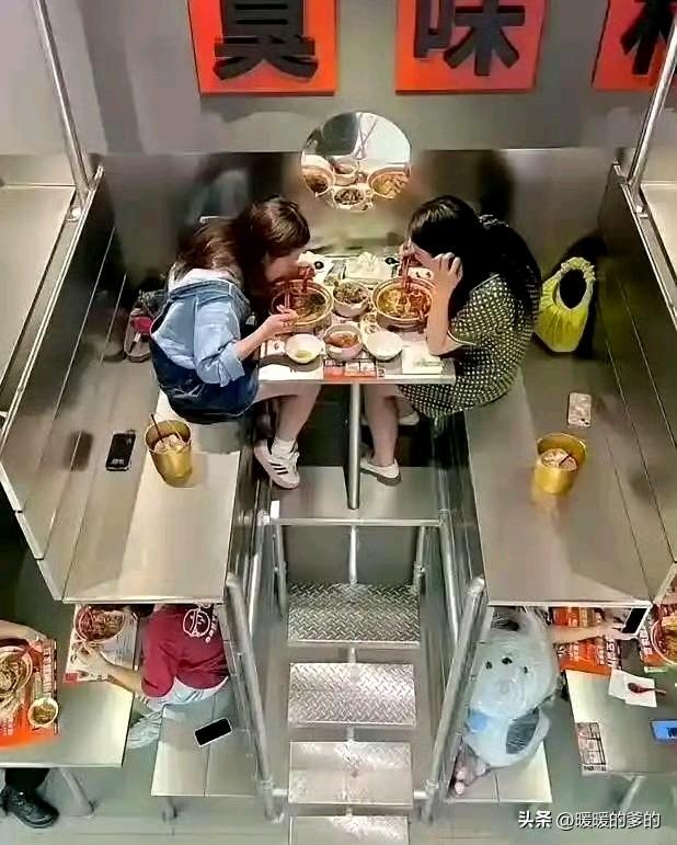 这种餐厅
在下面吃饭的
往上一看
一个大屁股
心里作何感想
这饭吃得香吗