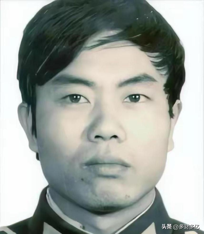 1987年，云南砚山一名叫陈建军的民警，身上有纹身，平时爱打牌赌博，甚至还打骂妻