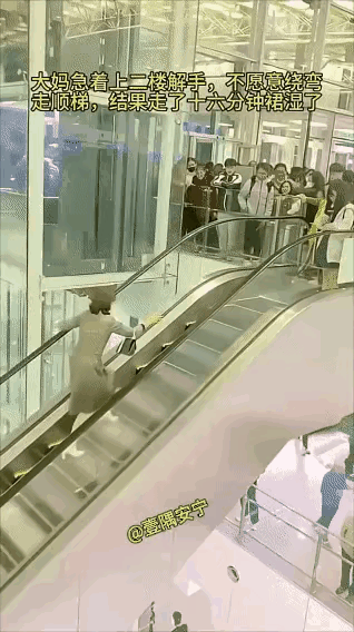 这个大妈看他的穿着打扮应该是一个很聪明的人呀，他的脑子怎么就 这么笨呢？

这个