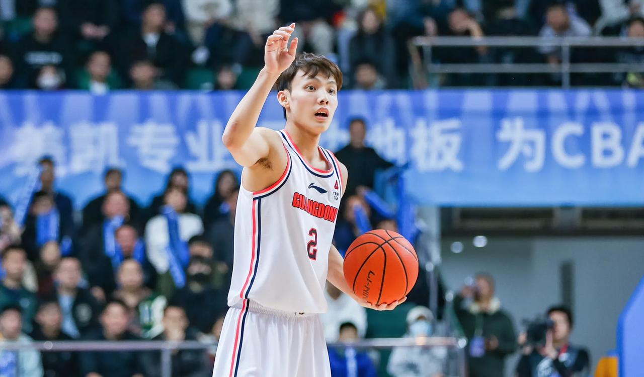 徐杰：国家队不让打，俱乐部来个强硬回应。
胡明轩：杰哥果然是杰中锋，还罚球绝杀。