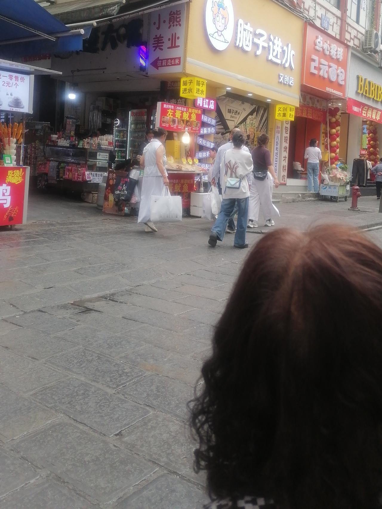 漫步烟火步行街，感受城市鲜活温度
雨后初霁的午后，我踩着湿润的青石板，踏入这条热