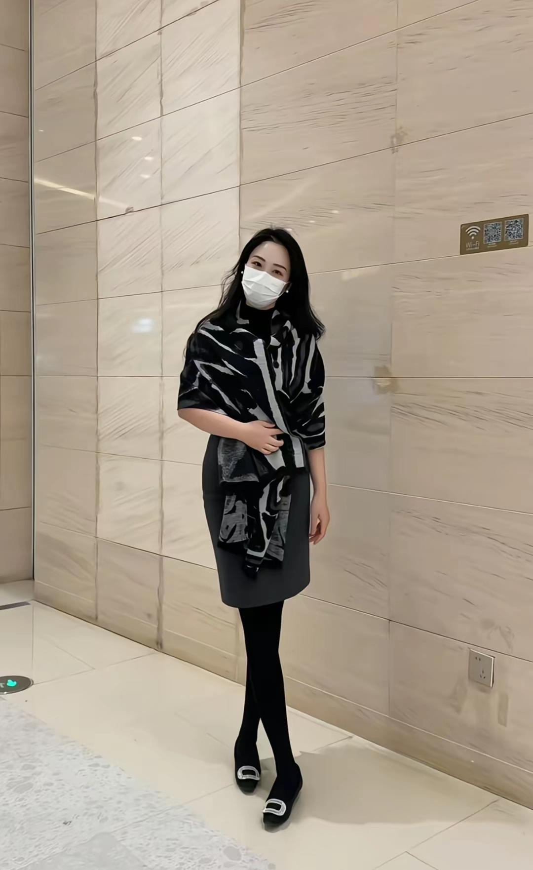 镜中人影，黑裙映白衣。