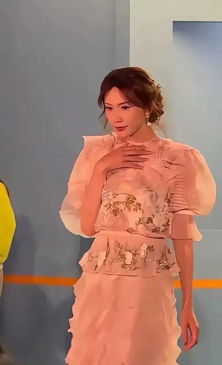 林志玲结婚才5年，整个人都变了，哈腰驼背的像极了婆家的女人[捂脸][捂脸]
很明